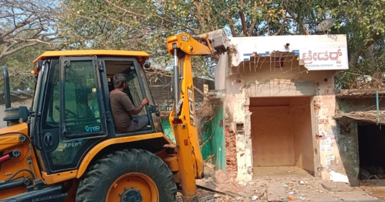 ಚಳ್ಳಕೆರೆ | ವಾಣಿಜ್ಯ ಮಳಿಗೆಗಳ ತೆರವು ಕಾರ್ಯಾಚರಣೆ ಆರಂಭ