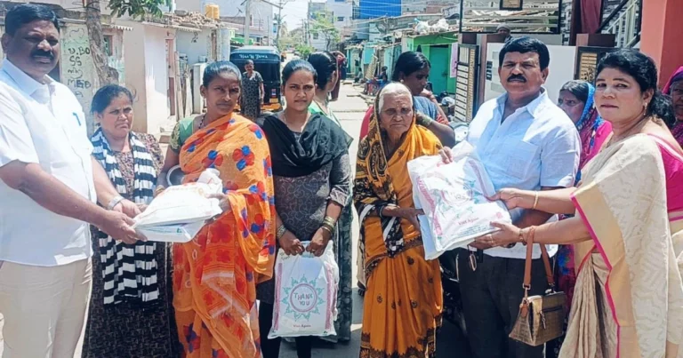 ಯುಗಾದಿ–ರಂಜಾನ್ ಪ್ರಯುಕ್ತ ಮಹಿಳೆಯರಿಗೆ ಸೀರೆ ವಿತರಿಸಿದ ಮುನಿರಾ ಮಕಾಂದಾರ್