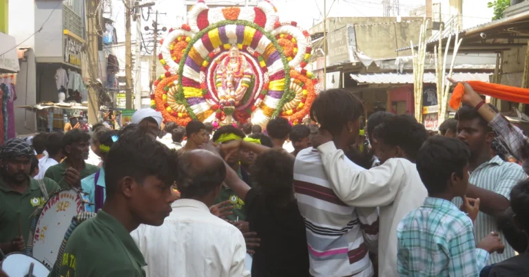 ಚಿತ್ರದುರ್ಗದಲ್ಲಿ ಬರಗೇರಮ್ಮ ಮೆರವಣಿಗೆ ವೈಭವ : ರಾಜಬೀದಿಗಳಲ್ಲಿ ಕಲಾ ತಂಡಗಳ ಸೊಬಗು