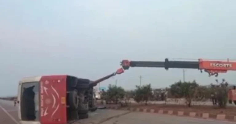 ಚಳ್ಳಕೆರೆ | ಸರ್ಕಾರಿ ಬಸ್ ಪಲ್ಟಿ ; ತಪ್ಪಿದ ಅನಾಹುತ