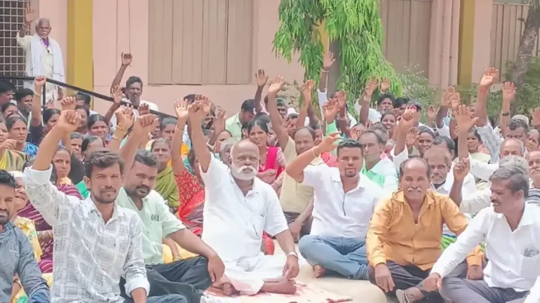 ಶೀಘ್ರ ಪರಿಹಾರಕ್ಕೆ ಡಿ.ಎಸ್.ಡಬ್ಲ್ಯೂ. ಮಲ್ಲಿಕಾರ್ಜುನ್ ಭರವಸೆ ಸಮಾಜ ಕಲ್ಯಾಣ ಇಲಾಖೆಗೆ ದಲಿತ ಸಂತ್ರಸ್ಥರಿಂದ ಮುತ್ತಿಗೆ