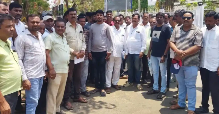 ಗೊಬ್ಬರ-ಬೀಜ ಮಾರಾಟಗಾರರ ಪ್ರತಿಭಟನೆ: ವಿವಿಧ ಬೇಡಿಕೆ ಈಡೇರಿಸಲು ಜಿಲ್ಲಾಡಳಿತಕ್ಕೆ ಮನವಿ