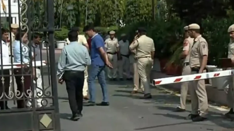 ವಿಧಾನಸಭೆ ಭದ್ರತಾ ಲೋಪ: ಗೇಟ್ ಒಡೆದು ನುಗ್ಗಿದ ಕಾರು, ಸ್ಪೀಕರ್ ವಾಹನಕ್ಕೆ ಮಸಿ