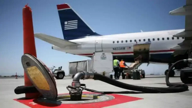 ಒಮ್ಮೆ ಟ್ಯಾಂಕ್ ಫುಲ್ ಮಾಡಿದರೆ ವಿಮಾನ ಎಷ್ಟು ಇಂಧನ ಕುಡಿಯುತ್ತದೆ? ಮೈಲೇಜ್ ಬಗ್ಗೆ ಕುತೂಹಲಕರ ಮಾಹಿತಿ!