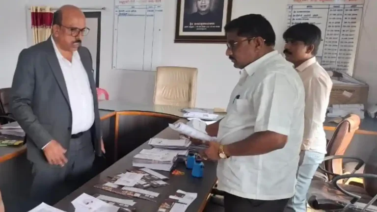 ನಗರಸಭೆಗೆ ಡಿಸಿ ಟಿ.ವೆಂಕಟೇಶ್ ದಿಢೀರ್ ಭೇಟಿ: ಇ-ಸ್ವತ್ತು ವಿಳಂಬಕ್ಕೆ ಕಿಡಿ, ಅಧಿಕಾರಿಗಳಿಗೆ ಕಠಿಣ ಎಚ್ಚರಿಕೆ