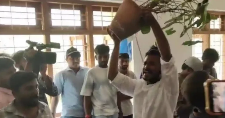 ಕುವೆಂಪು ವಿವಿಯಲ್ಲಿ ವಿದ್ಯಾರ್ಥಿಗಳ ಆಕ್ರೋಶ : ರೊಚ್ಚಿಗೆದ್ದ ವಿದ್ಯಾರ್ಥಿಗಳು ಏನ್ ಮಾಡಿದ್ರು..?