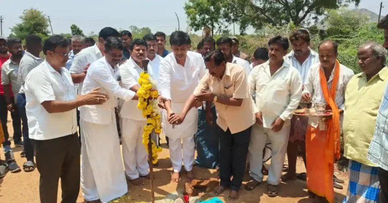 ಪಂಡರಹಳ್ಳಿಯಲ್ಲಿ ಸಿಸಿ ರಸ್ತೆಗೆ ಭೂಮಿ ಪೂಜೆ ನೆರವೇರಿಸಿದ ಶಾಸಕ ಕೆ.ಸಿ ವೀರೇಂದ್ರ ಪಪ್ಪಿ