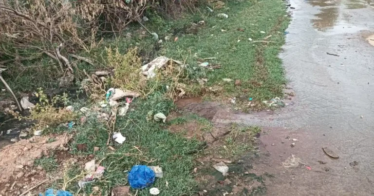 ಚಳ್ಳಕೆರೆ: ಪೈಪ್ ಒಡೆದು ಚರಂಡಿ ಪಾಲಾಗುತ್ತಿದೆ ಕುಡಿಯುವ ನೀರು; ಅಧಿಕಾರಿಗಳ ನಿರ್ಲಕ್ಷ್ಯಕ್ಕೆ ಗ್ರಾಮಸ್ಥರ ಆಕ್ರೋಶ!
