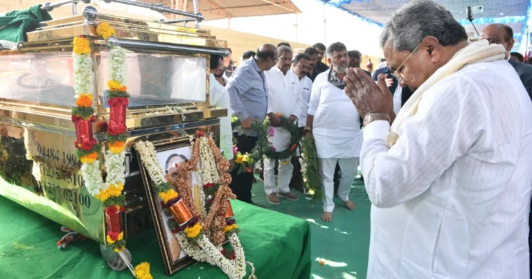 ಸಚಿವ ಡಿ.ಸುಧಾಕರ್ ಅವರಿಗೆ ಅಂತಿಮ ವಿದಾಯ ; ಸಿಎಂ,  ಡಿಸಿಎಂ ಸೇರಿದಂತೆ ಸೇರಿದಂತೆ ಹಿರಿಯ ಸಚಿವ ಸಂಪುಟ ಸಹದ್ಯೋಗಿಗಳು ಭಾಗಿ