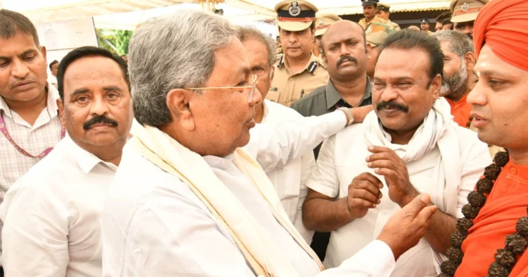 ಮಾಜಿ ಸಚಿವ ವೆಂಕಟರಮಣಪ್ಪ ಅಂತ್ಯಕ್ರಿಯೆ ; ಸಿದ್ದರಾಮಯ್ಯ ಸೇರಿದಂತೆ ವಿವಿಧ ಮಠಾಧೀಶರು ಭಾಗಿ