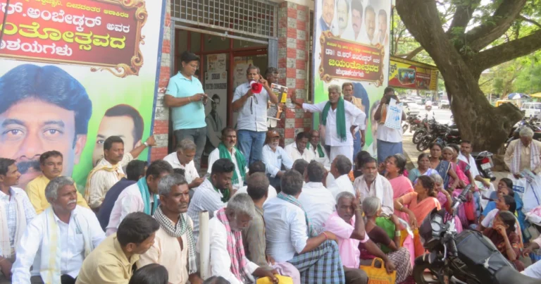 ಬಗರ್ ಹುಕುಂ ಸಾಗುವಳಿದಾರರಿಂದ ಕಾಂಗ್ರೆಸ್ ಕಚೇರಿಗೆ ಮುತ್ತಿಗೆ : ಸರ್ಕಾರದ ವಿರುದ್ಧ ಆಕ್ರೋಶ