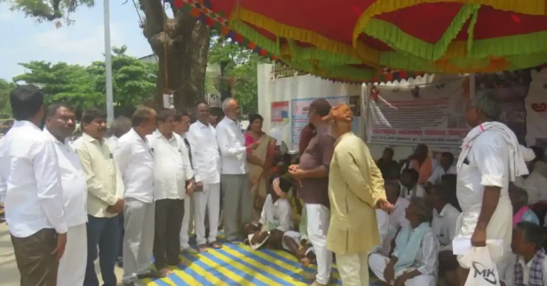 ಭೂಮಿ ಹಕ್ಕುಪತ್ರಕ್ಕಾಗಿ ಅನಿರ್ಧಿಷ್ಟಾವಧಿ ಹೋರಾಟ : ಮನವಿ ಆಲಿಸಿದ ಎಂ.ಕೆ.ತಾಜ್ಪೀರ್