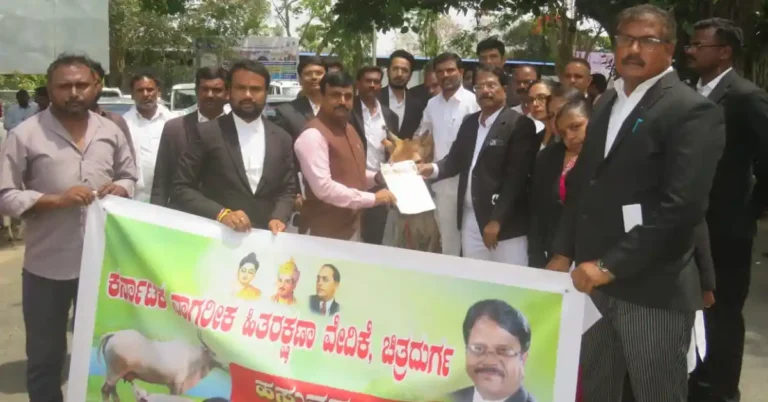 ಗೋವನ್ನು ರಾಷ್ಟ್ರೀಯ ಪ್ರಾಣಿಯನ್ನಾಗಿ ಘೋಷಿಸಿ : ಚಿತ್ರದುರ್ಗದಲ್ಲಿ ಕರ್ನಾಟಕ ನಾಗರೀಕರ ಹಿತ ರಕ್ಷಣಾ ವೇದಿಕೆ ಪ್ರತಿಭಟನೆ