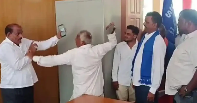 20 ವರ್ಷಗಳಿಂದ ಪರಿಹಾರ ಸಿಗಲಿಲ್ಲ ಎನ್ನುವ ಆಕ್ರೋಶ; ಅಧಿಕಾರಿಗೆ ಚಪ್ಪಲಿಯಿಂದ ಹೊಡೆದ ರೈತ!