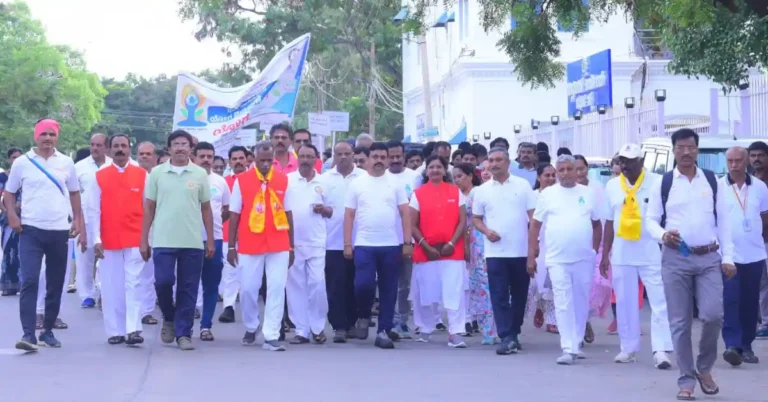 ಚಿತ್ರದುರ್ಗದಲ್ಲಿ ಭವ್ಯ ಯೋಗ ನಡಿಗೆ ಜಾಥಾ: ಯೋಗದ ಮಹತ್ವ ಸಾರಿದ ಅಧಿಕಾರಿಗಳು