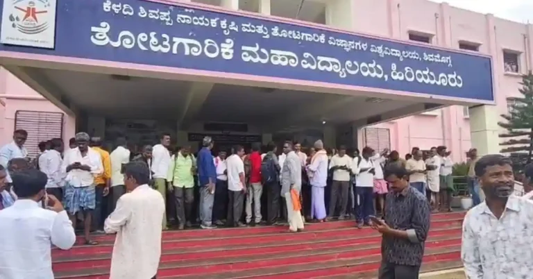 ಹಿರಿಯೂರು:ಕೃಷಿ ಪ್ರಾಯೋಗಿಕ ಮರು ಪರೀಕ್ಷೆ ವಿರೋಧಿಸಿ ತಹಸಿಲ್ದಾರ್ ಗೆ ಪೋಷಕರು, ವಿದ್ಯಾರ್ಥಿಗಳಿಂದ ಮನವಿ
