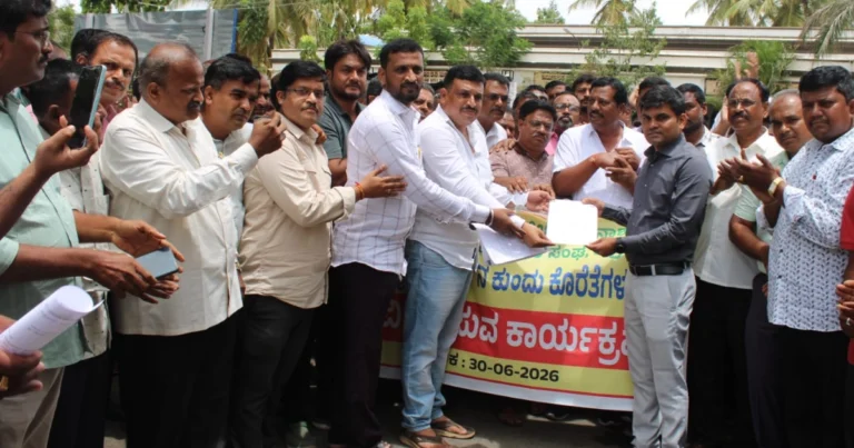 ಕೇಂದ್ರದ ಪೈಲೆಟ್ ಪ್ರಾಜೆಕ್ಟ್ ಜಾರಿಗೆ ಕಾಲಾವಕಾಶ ನೀಡಿ: ಚಿತ್ರದುರ್ಗದಲ್ಲಿ ಬಿತ್ತನೆ ಬೀಜ ಕೀಟನಾಶಕ ಮತ್ತು ರಸಗೊಬ್ಬರ ಮಾರಾಟಗಾರರ ಒತ್ತಾಯ