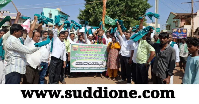 ಚಿತ್ರದುರ್ಗ: ಗಣಿಗಾರಿಕೆ ಧೂಳಿಗೆ ಕಂಗಾಲಾದ ರೈತರು; ರೈಲ್ವೆ ಮೂಲಕ ಅದಿರು ಸಾಗಣೆಗೆ ಆಗ್ರಹಿಸಿ ಬೃಹತ್ ಪಾದಯಾತ್ರೆ