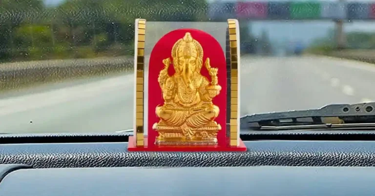 ಕಾರಿನಲ್ಲಿ ದೇವರ ಮೂರ್ತಿ ಇಡುತ್ತೀರಾ? ವಾಸ್ತು ಪ್ರಕಾರ ಯಾವ ದೇವರು ಶುಭ, ಏನು ಪಾಲಿಸಬೇಕು?