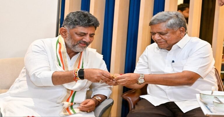 ಮಾಜಿ ಮುಖ್ಯಮಂತ್ರಿಗಳ ಮನೆಗೆ ಸಿಎಂ ಡಿ.ಕೆ.ಶಿವಕುಮಾರ್ ಭೇಟಿ : ರಾಜ್ಯದ ಅಭಿವೃದ್ಧಿ ಬಗ್ಗೆ ಹಿರಿಯರ ಜೊತೆ ಚರ್ಚೆ