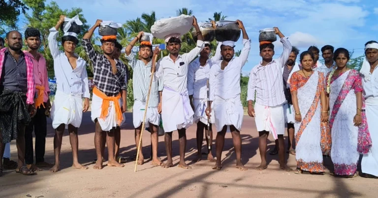 ಆಧುನಿಕತೆಯ ನಡುವೆಯೂ ಮರೆಯಾಗದ ಬುಡಕಟ್ಟು ಸಂಸ್ಕೃತಿ: ಬರಿಗಾಲಲ್ಲೇ ‘ಎತ್ತಪ್ಪನ ಬೆಟ್ಟ’ ಹತ್ತಿ ಹರಕೆ ತೀರಿಸಿದ ಕಾಡುಗೊಲ್ಲರು!