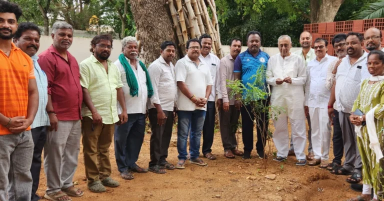 ​ಚಿತ್ರದುರ್ಗ: ವಿಶ್ವ ಪರಿಸರ ದಿನಾಚರಣೆ; ತಿಪ್ಪಾರೆಡ್ಡಿ ನೇತೃತ್ವದಲ್ಲಿ ‘ತಾಯಿ ಹೆಸರಿನಲ್ಲಿ ಒಂದು ಸಸಿ’ ಕಾರ್ಯಕ್ರಮ