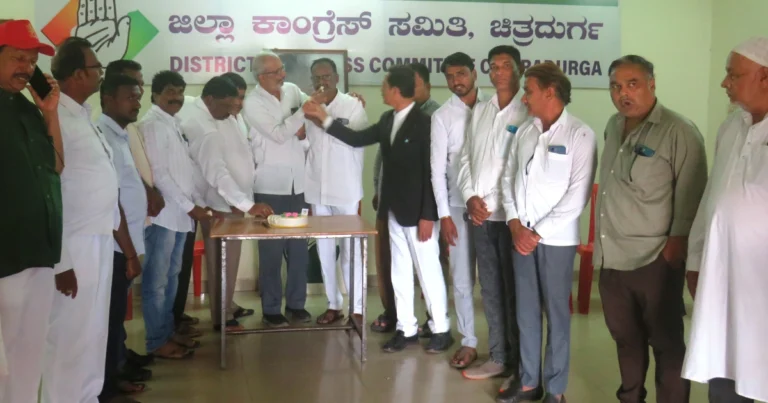 ಎಐಸಿಸಿ ಅಧ್ಯಕ್ಷ ಮಲ್ಲಿಕಾರ್ಜುನ ಖರ್ಗೆ ಜನ್ಮದಿನ : ಚಿತ್ರದುರ್ಗದಲ್ಲಿ ಕೇಕ್ ಕತ್ತರಿಸಿ ಶುಭಹಾರೈಸಿದ ಕಾಂಗ್ರೆಸ್ ಮುಖಂಡರು