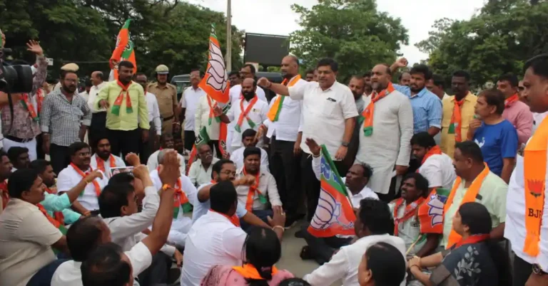 ಚಿತ್ರದುರ್ಗ : ಬೀದಿಗಿಳಿದು ಸೂಕ್ತ ಉತ್ತರ ನೀಡಲಿದ್ದೇವೆ: ರಾಜ್ಯ ಕಾಂಗ್ರೆಸ್ ಸರ್ಕಾರಕ್ಕೆ ಬಿಜೆಪಿ ಎಂ.ಎಲ್.ಸಿ.ನವೀನ್ ಮುನ್ನೆಚ್ಚರಿಕೆ