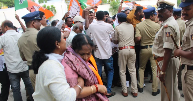 ಚಿತ್ರದುರ್ಗ: ಜಿಲ್ಲಾ ಕಾಂಗ್ರೆಸ್ ಕಚೇರಿ ಮುಂದೆ ಬಿಜೆಪಿ ಕಾರ್ಯಕರ್ತರ ಪ್ರತಿಭಟನೆ