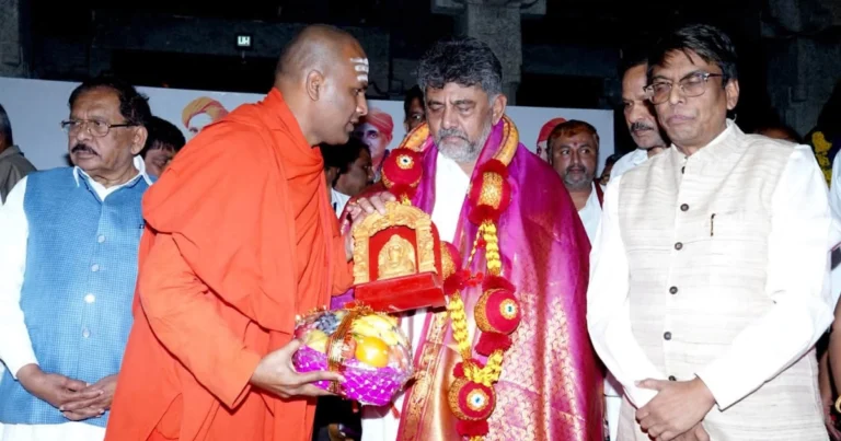 ಚಿತ್ರದುರ್ಗ ಮುರುಘಾಮಠಕ್ಕೆ ಮುಖ್ಯಮಂತ್ರಿ ಡಿ.ಕೆ. ಶಿವಕುಮಾರ್ ಭೇಟಿ; ಶ್ರೀಮಠದಿಂದ ಗೌರವ ಸಮರ್ಪಣೆ