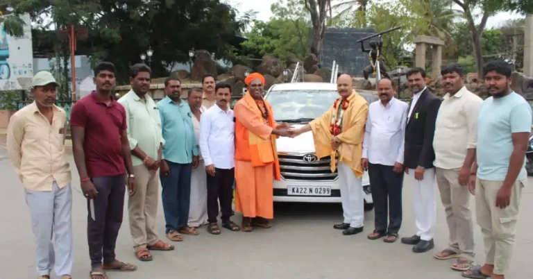 ಚಿತ್ರದುರ್ಗ: ಛಲವಾದಿ ಮಠದ ಶ್ರೀಗಳಿಗೆ ಇನೋವಾ ಕಾರ್ ಕೊಡುಗೆಯಾಗಿ ನೀಡಿದ ಭಕ್ತ