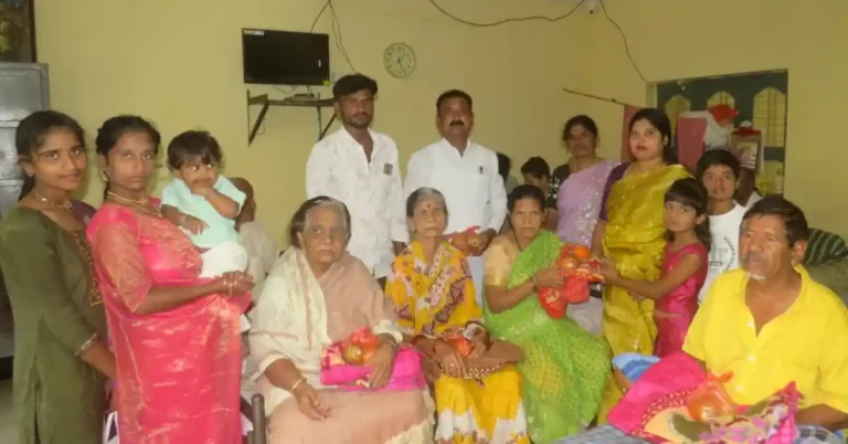 ಕಾಂಗ್ರೆಸ್ ಉಪಾಧ್ಯಕ್ಷೆ ಬಸಮ್ಮ ತಿಪ್ಪೇಸ್ವಾಮಿ ಜನ್ಮದಿನ : ವೃದ್ದರಿಗೆ ಹಣ್ಣು ಹಾಗೂ ಬೆಡ್ಶಿಟ್ಗಳ ವಿತರಣೆ