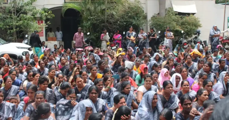 ಚಿತ್ರದುರ್ಗ: ವೇತನ ಹೆಚ್ಚಳ ಸೇರಿದಂತೆ ವಿವಿಧ ಬೇಡಿಕೆಗಳ ಈಡೇರಿಕೆಗೆ ಆಗ್ರಹಿಸಿ ಅಂಗನವಾಡಿ ನೌಕರರ ಬೃಹತ್ ಪ್ರತಿಭಟನೆ!