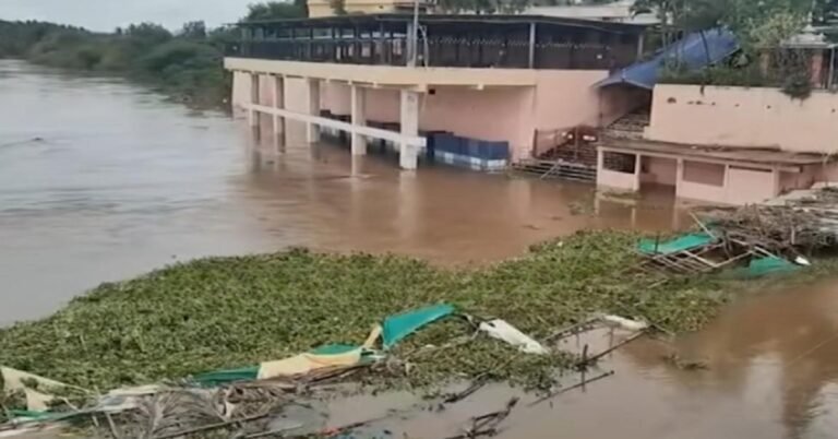 ದಾವಣಗೆರೆ : ಉಕ್ಕಿ ಹರಿಯುತ್ತಿರುವ ತುಂಗಭದ್ರಾ ನದಿ; ಉಕ್ಕಡಗಾತ್ರಿ ದೇವಸ್ಥಾನದ ಸ್ನಾನಘಟ್ಟ ಮುಳುಗಡೆ