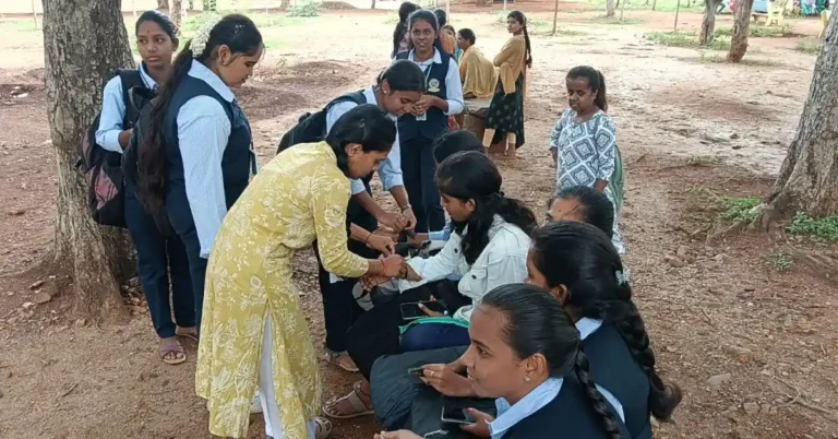 ಚಿತ್ರದುರ್ಗ : ಉಪನ್ಯಾಸಕರ ಖಾಯಂಗೊಳಿಸುವಂತೆ ABVP ಆಗ್ರಹ : ಕಪ್ಪುಪಟ್ಟಿ ಧರಿಸಿ ವಿದ್ಯಾರ್ಥಿಗಳ ಪ್ರತಿಭಟನೆ
