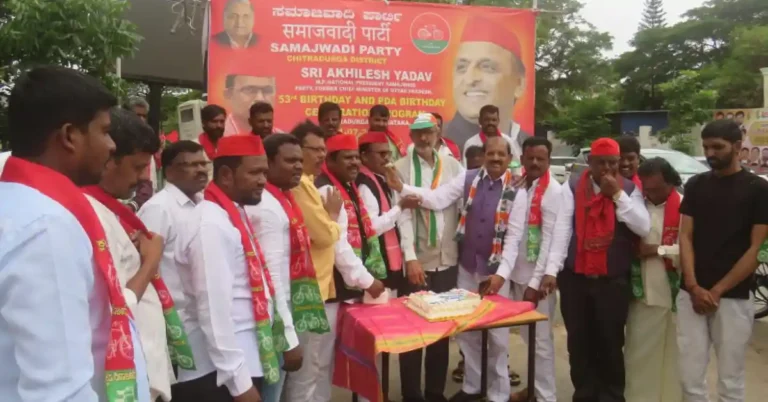 ಅಖಿಲೇಶ್ ಯಾದವ್ ಹುಟ್ಟುಹಬ್ಬ : ಚಿತ್ರದುರ್ಗದಲ್ಲಿ ಪಟಾಕಿ ಸಿಡಿಸಿ ಕೇಕ್ ಕತ್ತರಿ ಸಂಭ್ರಮಾಚರಣೆ