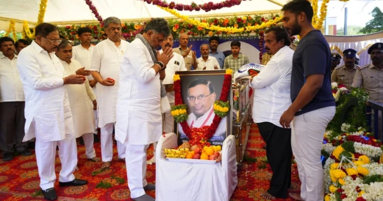 ಬಯಲು ಸೀಮೆಯ ನೀರಾವರಿ ಹೋರಾಟದ ರೂವಾರಿ ಹೆಚ್.ಹನುಮಂತಪ್ಪ ಇನ್ನು ನೆನಪು ಮಾತ್ರ : ಸರ್ಕಾರಿ ಗೌರವಗಳೊಂದಿಗೆ ಅಂತಿಮ ವಿದಾಯ