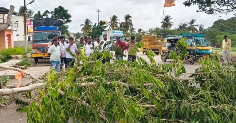 ನೇರಳೆ ಮರಗಳನ್ನು ಕಡಿದು ಹಾಕಿದ ಕಿಡಿಗೇಡಿಗಳು ; ಕ್ರಮಕ್ಕೆ ಆಗ್ರಹಿಸಿ ಪ್ರತಿಭಟನೆ