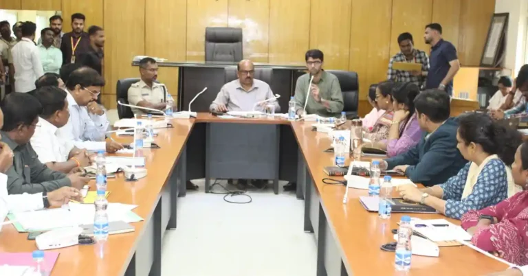 ಚಿತ್ರದುರ್ಗ : ಬರ, ಭದ್ರಾ ಮೇಲ್ದಂಡೆ, ಗ್ಯಾರಂಟಿ ರಿಪೋರ್ಟ್ ರೆಡಿ ಇಟ್ಟುಕೊಳ್ಳಿ: ಸಿಎಂ ಸಭೆಗೂ ಮುನ್ನ ಅಧಿಕಾರಿಗಳಿಗೆ ಡಿಸಿ ಟಿ.ವೆಂಕಟೇಶ್ ಸೂಚನೆ