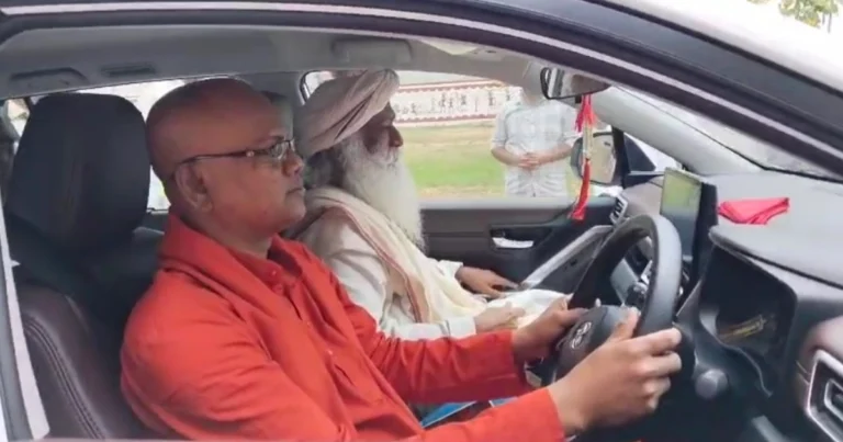 ಸ್ಟೇರಿಂಗ್ ಹಿಡಿದ ಮಾದಾರ ಚನ್ನಯ್ಯ ಶ್ರೀಗಳು: ಸದ್ಗುರುಗಳನ್ನು ಕಾರಿನಲ್ಲಿ ಕೂರಿಸಿಕೊಂಡು ಡ್ರೈವಿಂಗ್ ಮಾಡಿದ ಸ್ವಾಮೀಜಿ!