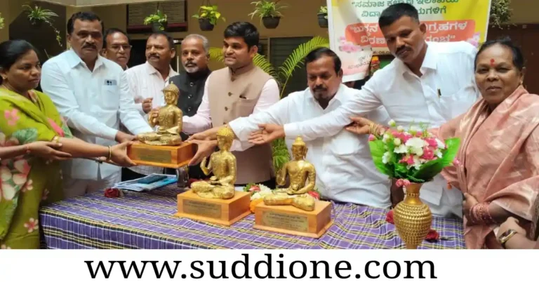 ಡಿಸಿಎಂ ಡಾ.ಜಿ.ಪರಮೇಶ್ವರ್ 75ನೇ ಜನ್ಮದಿನ: ಚಿತ್ರದುರ್ಗದ ವಿದ್ಯಾರ್ಥಿನಿಯರಿಗೆ ಬುದ್ಧನ ಕಂಚಿನ ವಿಗ್ರಹ ವಿತರ