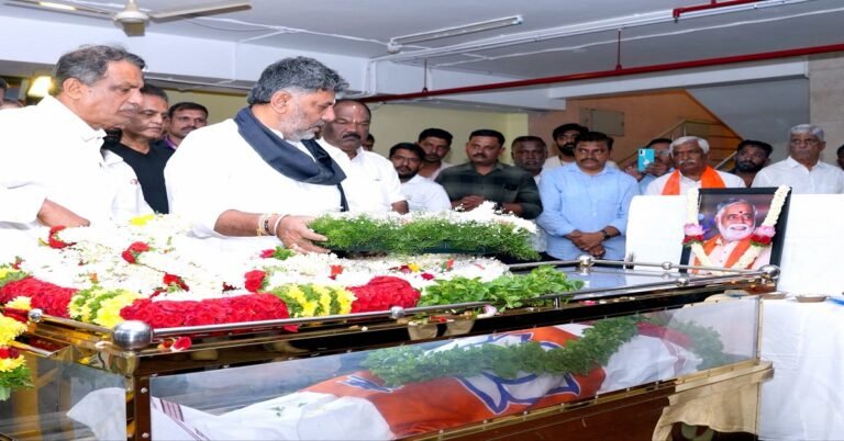 ಮಾಜಿ ಸಚಿವ ಬಿ.ಸಿ.ನಾಗೇಶ್ ಪಾರ್ಥಿವ ಶರೀರದ ಅಂತಿಮ ದರ್ಶನ ಪಡೆದ ಸಿಎಂ ಡಿಕೆಶಿ