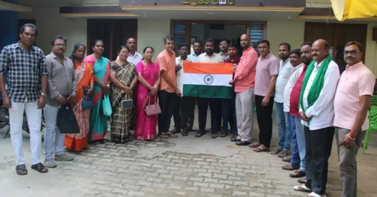 ಚಿತ್ರದುರ್ಗದಲ್ಲಿ ‘ಹರ್ ಘರ್ ತಿರಂಗಾ’ ಅಭಿಯಾನ: ಪತ್ರಕರ್ತರಿಗೆ ರಾಷ್ಟ್ರಧ್ವಜ ವಿತರಿಸಿದ ಬಿಜೆಪಿ ಮುಖಂಡರು