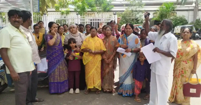 ಚಿತ್ರದುರ್ಗ : ಆದಾಯ ಮಿತಿ ರದ್ದುಪಡಿಸಿ, ಪಿಂಚಣಿ ₹5,000ಕ್ಕೆ ಹೆಚ್ಚಿಸಲು ಆಗ್ರಹ: ಕೆ.ಕೆ.ಎನ್.ಎಸ್.ಎಸ್. ಪ್ರತಿಭಟನೆ