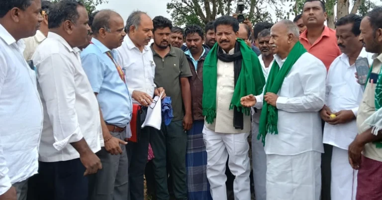ಹೊಸದುರ್ಗ : ರೈತರ ಜಮೀನಿಗೆ ಸಚಿವ ಟಿ. ರಘುಮೂರ್ತಿ ಭೇಟಿ: ಬೆಳೆ ಹಾನಿ ಪರಿಶೀಲನೆ