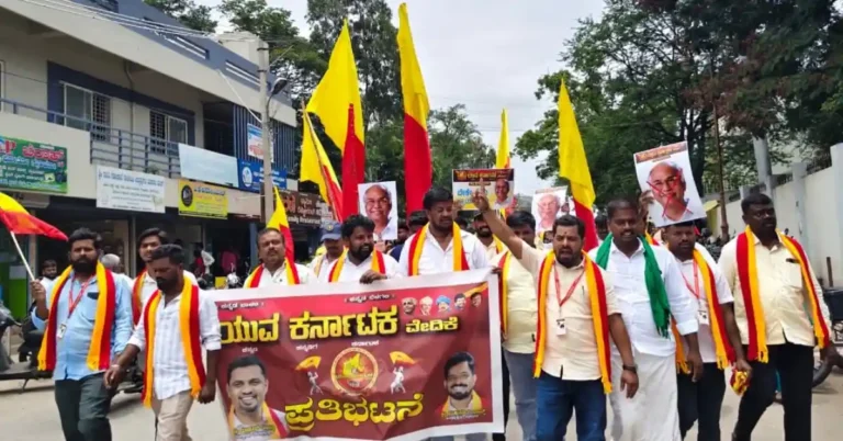 ಮೊಳಕಾಲ್ಮುರು ಆಂಧ್ರಕ್ಕೆ ಸೇರಿಸುವ ಹೇಳಿಕೆ ಖಂಡಿಸಿ ಪ್ರತಿಭಟನೆ: ಶಾಸಕ ಸ್ಥಾನದಿಂದ ವಜಾಗೊಳಿಸಲು ಆಗ್ರಹ