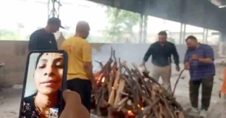 WATCH VIDEO : ತಂದೆಯ ಅಂತ್ಯಕ್ರಿಯೆಗೂ ಬರಲಿಲ್ಲ ಹೆಣ್ಣುಮಕ್ಕಳು: ವಿಡಿಯೋ ಕಾಲ್ನಲ್ಲೇ ಮುಗಿಯಿತು ಅಂತಿಮ ನಮನ!