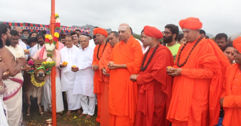 ಚಿತ್ರದುರ್ಗದಲ್ಲಿ ಹಿಂದೂ ಮಹಾಗಣಪತಿ ಮಹೋತ್ಸವಕ್ಕೆ ಚಾಲನೆ: ಗೋಪೂಜೆ, ಧ್ವಜಪೂಜೆಯಲ್ಲಿ ಸ್ವಾಮೀಜಿಗಳು, ಗಣ್ಯರು ಭಾಗಿ