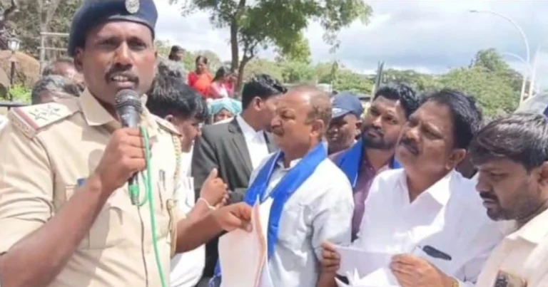 ಹೊಸದುರ್ಗ | ಆರೋಪಿ ಬಂಧನಕ್ಕೆ ಆಗ್ರಹಿಸಿ ಪ್ರತಿಭಟನೆ, ಪೊಲೀಸ್ ಇನ್ಸ್ಪೆಕ್ಟರ್ ಅಮಾನತಿಗೆ ಒತ್ತಾಯ