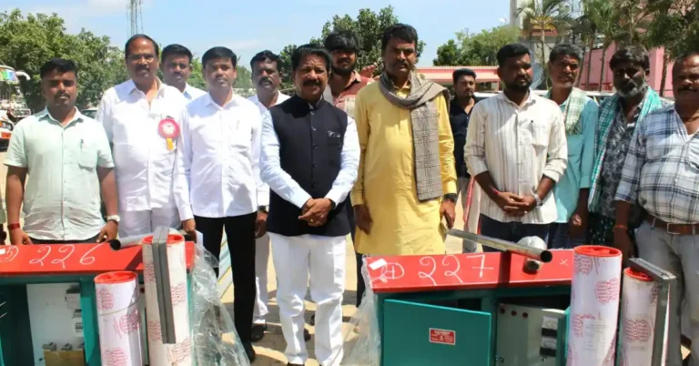 ಗಂಗಾ ಕಲ್ಯಾಣ: 13 ಫಲಾನುಭವಿಗಳಿಗೆ ಮೋಟಾರ್ ಪಂಪ್ ವಿತರಿಸಿದ ಸಚಿವ ಟಿ.ರಘುಮೂರ್ತಿ